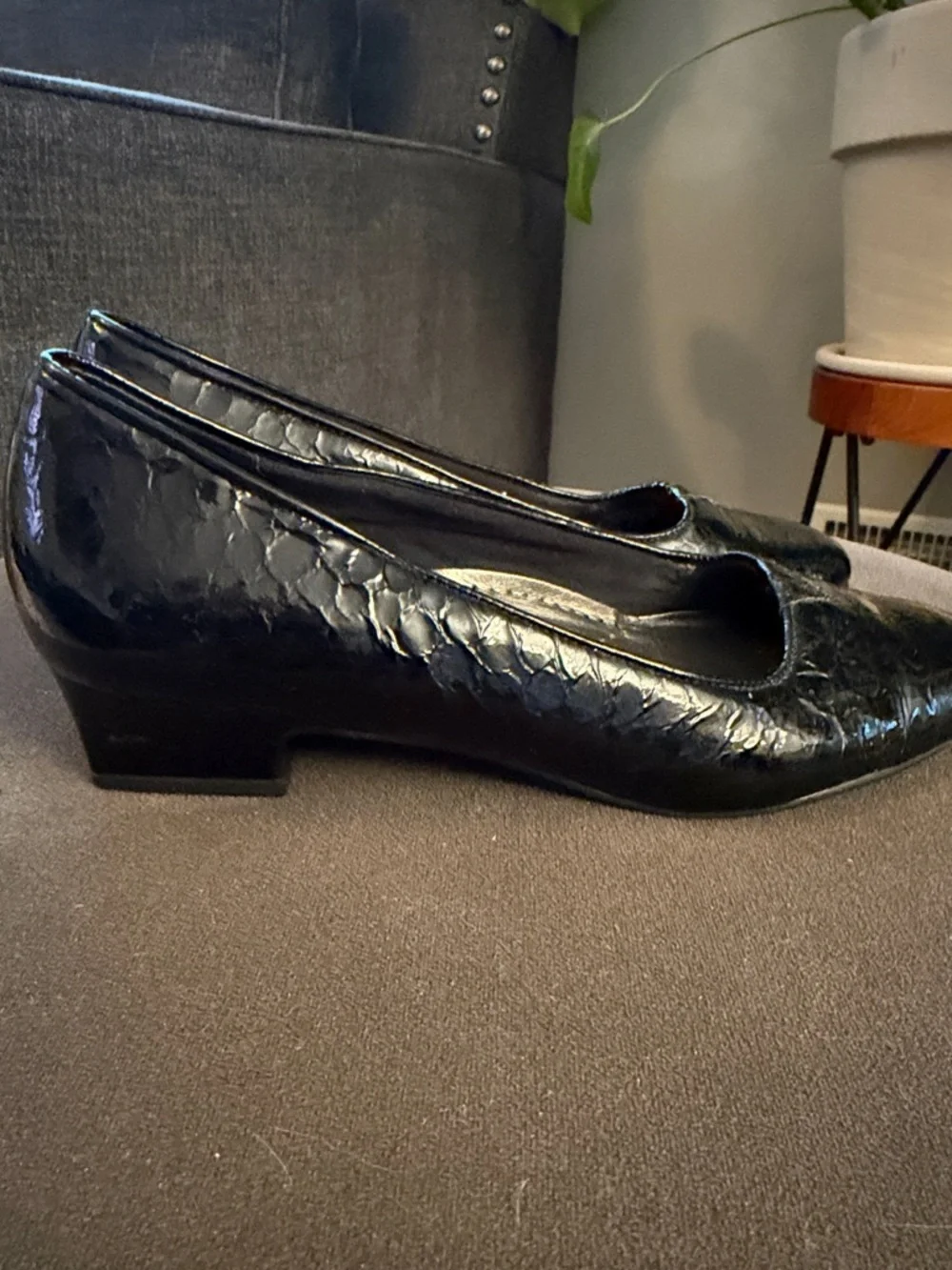 Trotters Doris Black Crocodile Embossed Patent Leather Womens 7M Low Block Heel